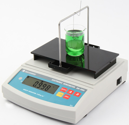 Digitale vloeistofdichtheidsmeter op het bureaublad